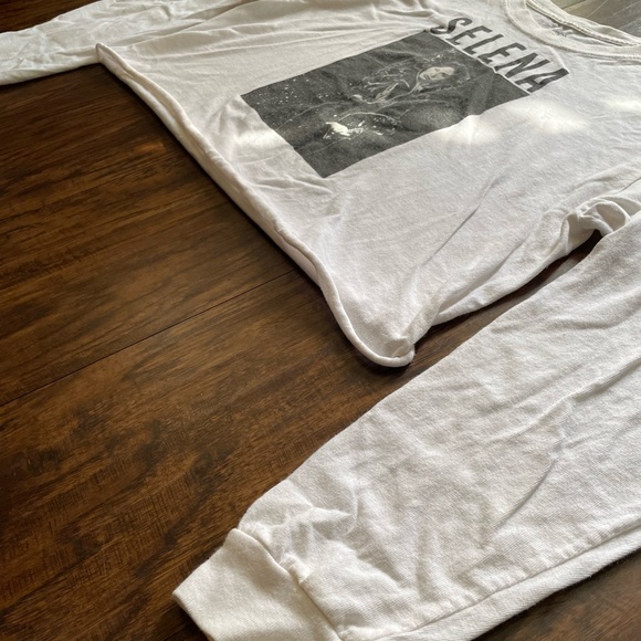 Official Selena Quintanilla Cropped Long Sleeve Graphic Tee - Picture 6 of 7